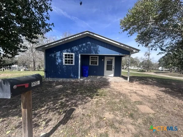 $99,900 | 902 Simpson Street, Yoakum, TX 77995