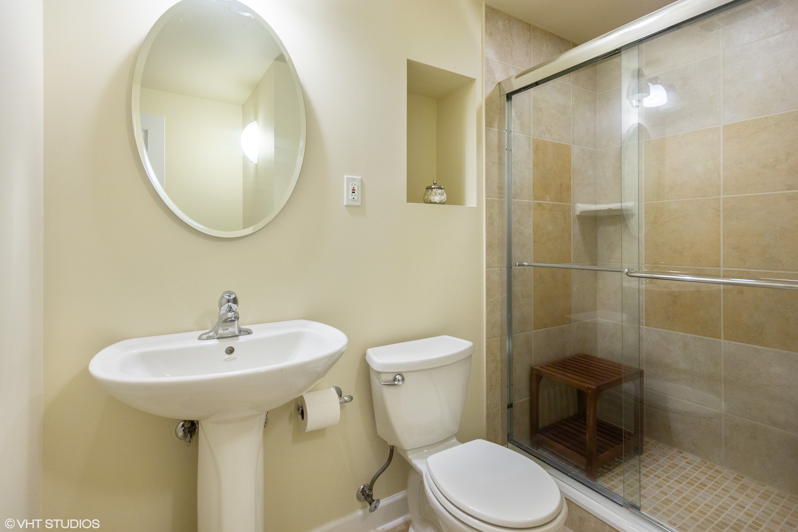38 Long Cove Drive Lemont, IL 60439 - Photo 20 of 24 a bathroom with a sink toilet and a mirror