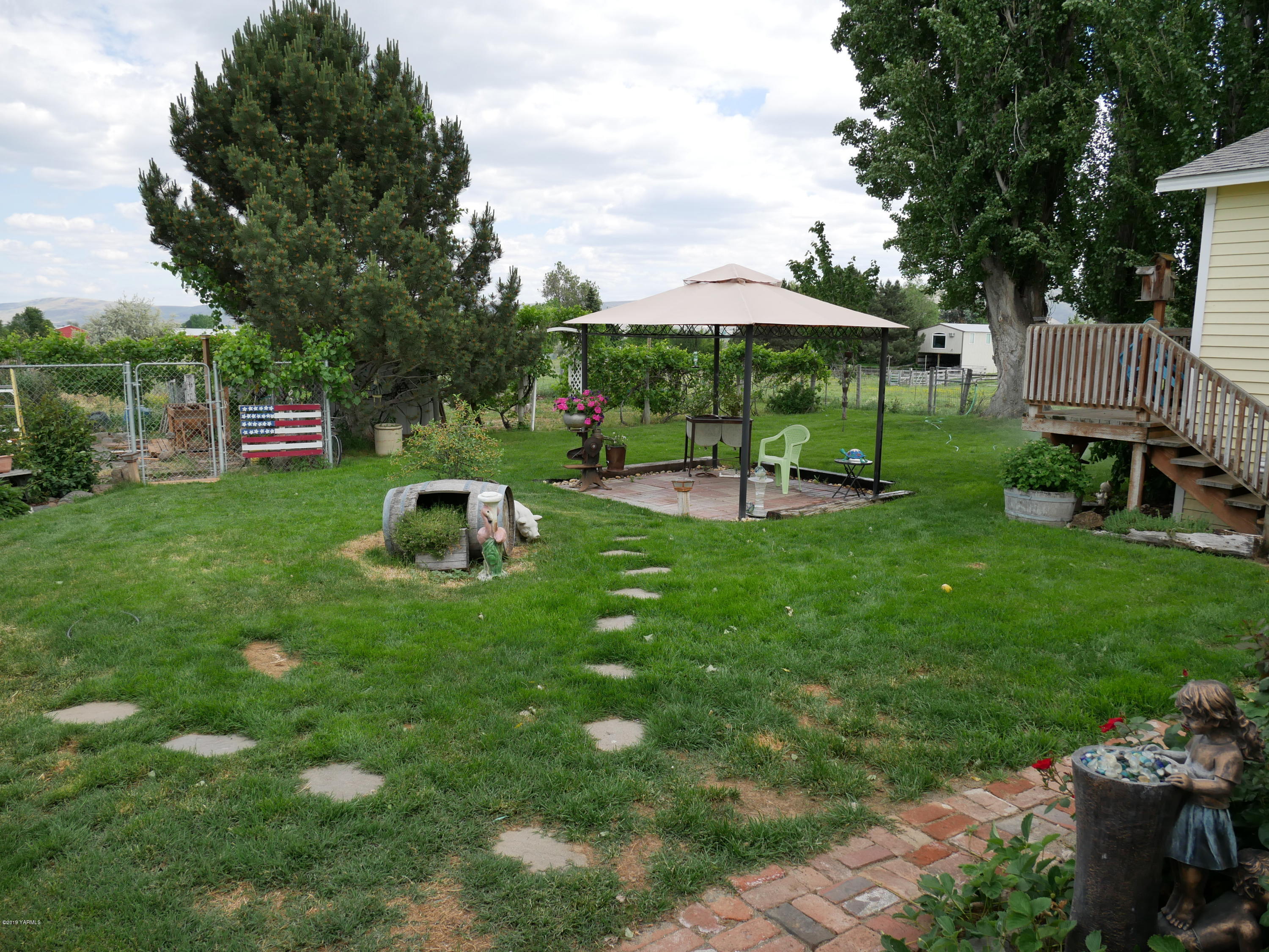 1001 Albro Road North Prosser, WA 99350 - Photo 3 of 19 a garden view with a seating space