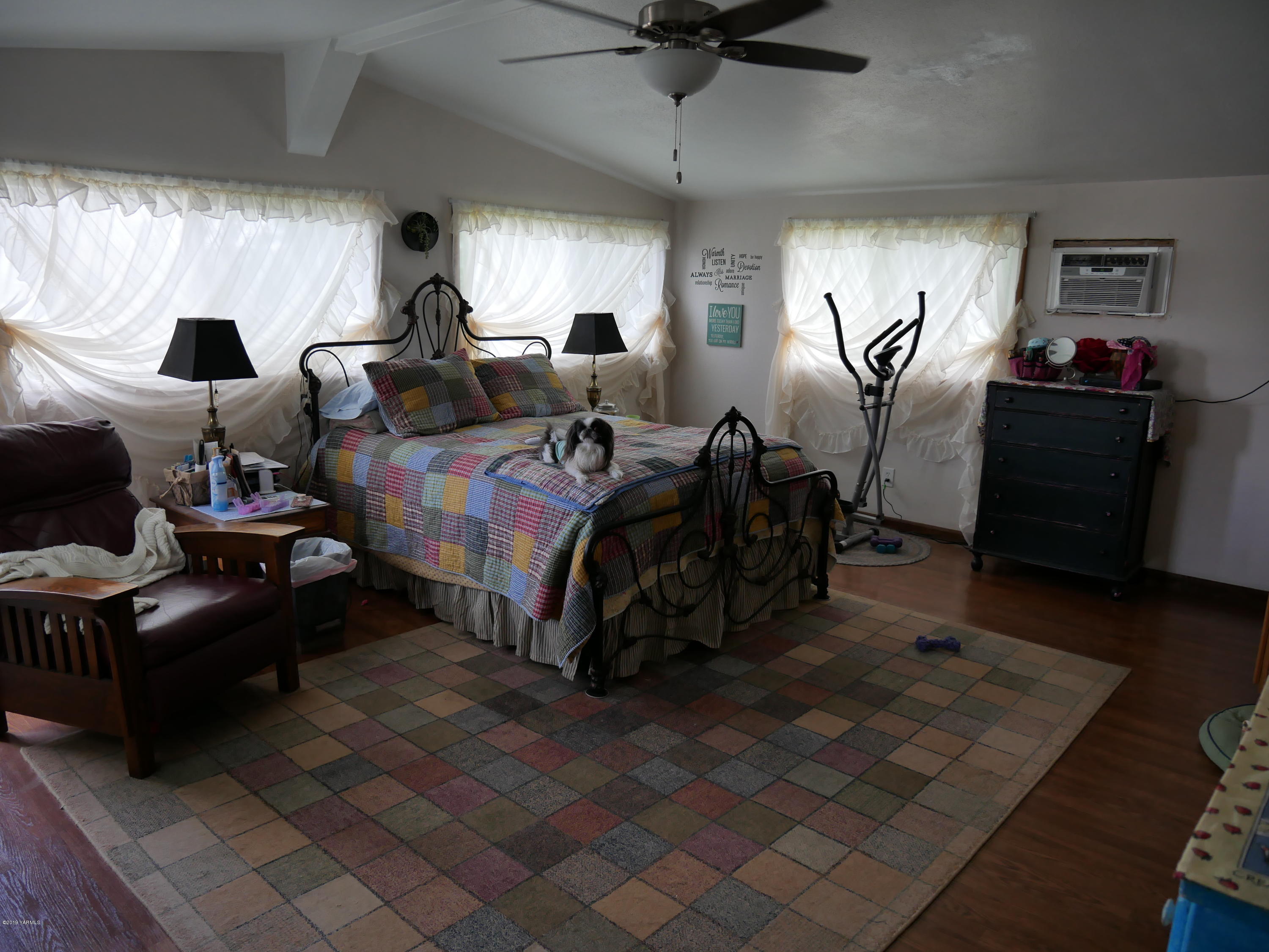 1001 Albro Road North Prosser, WA 99350 - Photo 6 of 19 a spacious bedroom with two beds and a desk