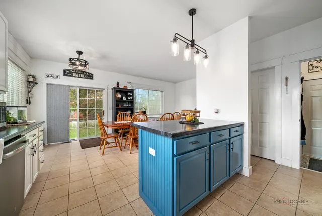 $399,000 | 908 South Arlington Drive, Round Lake, IL 60073