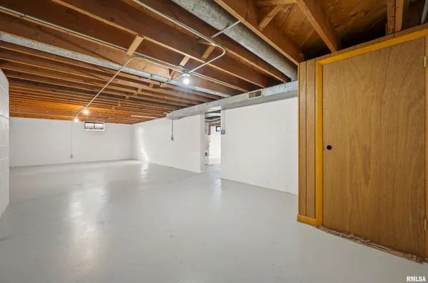 $189,900 | 1021 West Westwood Drive, Peoria, IL 61614