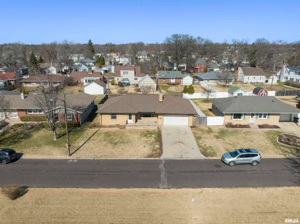 $189,900 | 1021 West Westwood Drive, Peoria, IL 61614