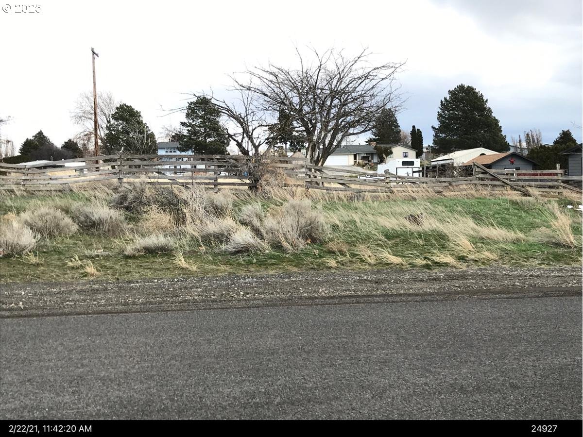 Columbia Way Touchet, WA 99360 - Photo 4 of 7 a view of a yard with wooden fence