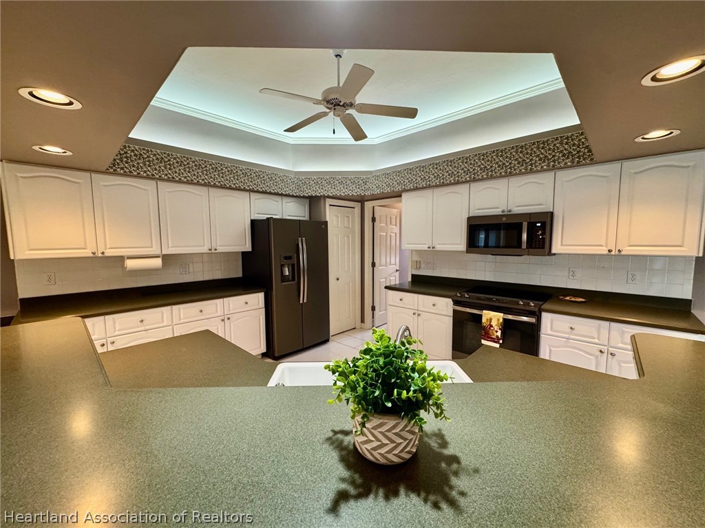 2737 Cheyenne Road Sebring, FL 33875 - Photo 9 of 50 a kitchen with stainless steel appliances a refrigerator and a stove