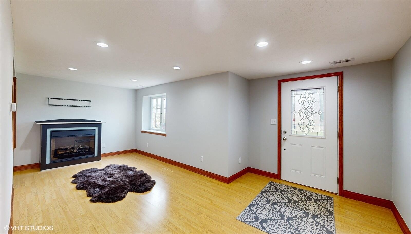 8215 East Chicago Road New Carlisle, IN 46552 - Photo 4 of 28 1600x914
