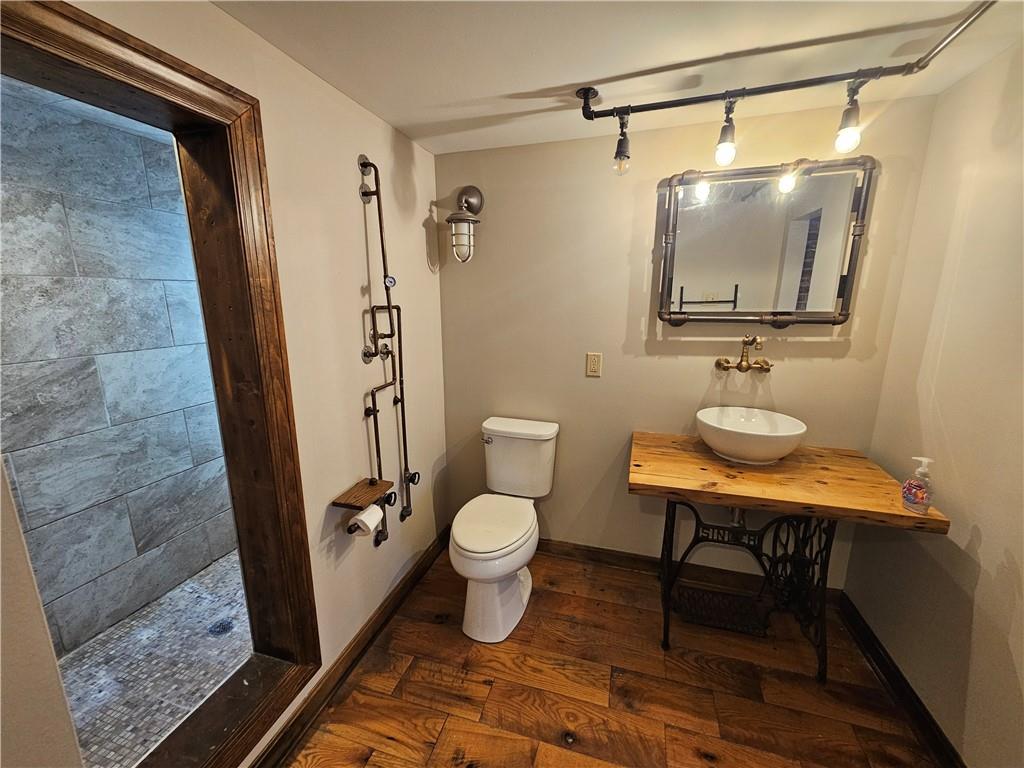 607 Middle Street Pittsburgh, PA 15212 - Photo 31 of 47 Full bathroom on the 2nd floor