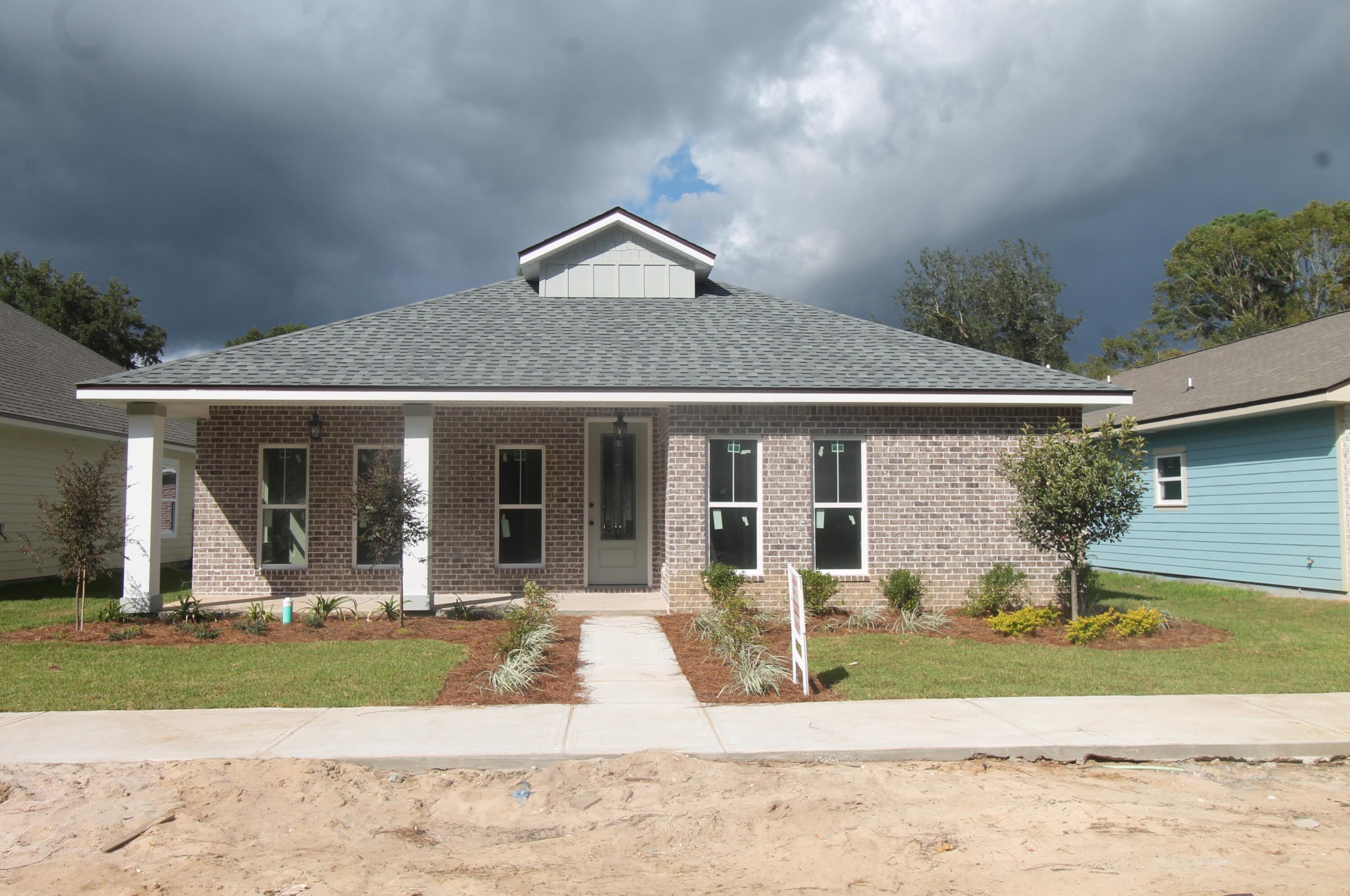 33 8th Avenue Shalimar, FL 32579 - Photo 2 of 13 front view of a house with a outdoor space