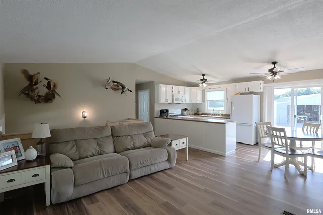 $395,000 | 4538 Harris Road, Salem, IL 62881