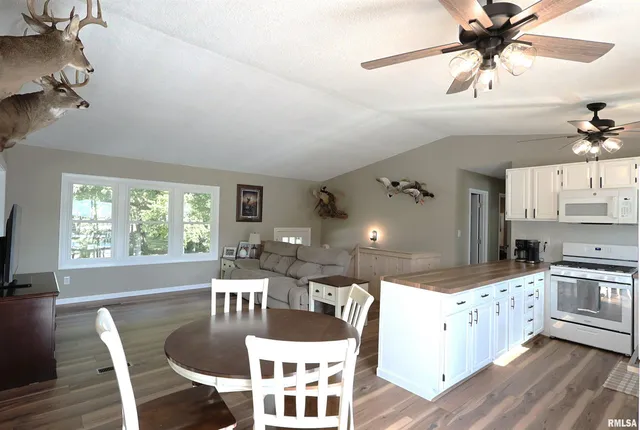 $395,000 | 4538 Harris Road, Salem, IL 62881