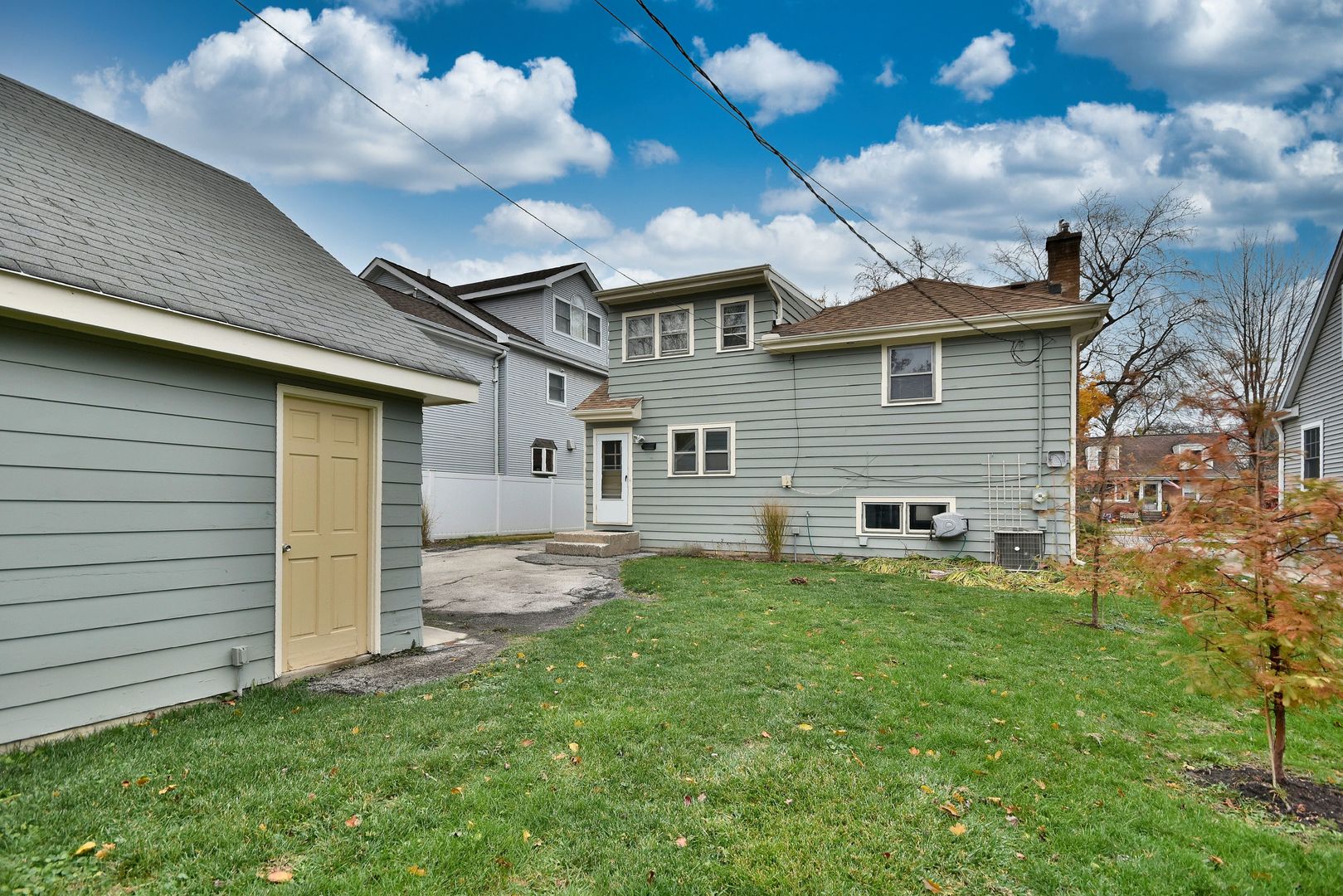 632 Bryan Street Elmhurst, IL 60126 - Photo 28 of 33 a front view of a house with a yard