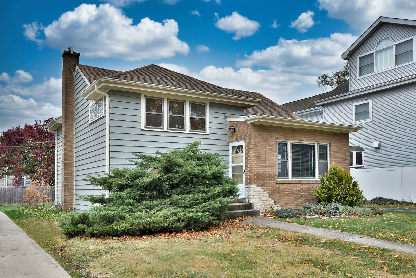 632 Bryan Street Elmhurst, IL 60126 - Photo 32 of 33 a front view of a house with a yard