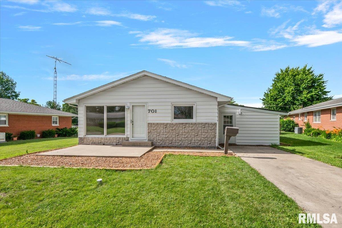701 Samuel Street Taylorville, IL 62568 - Photo 1 of 31