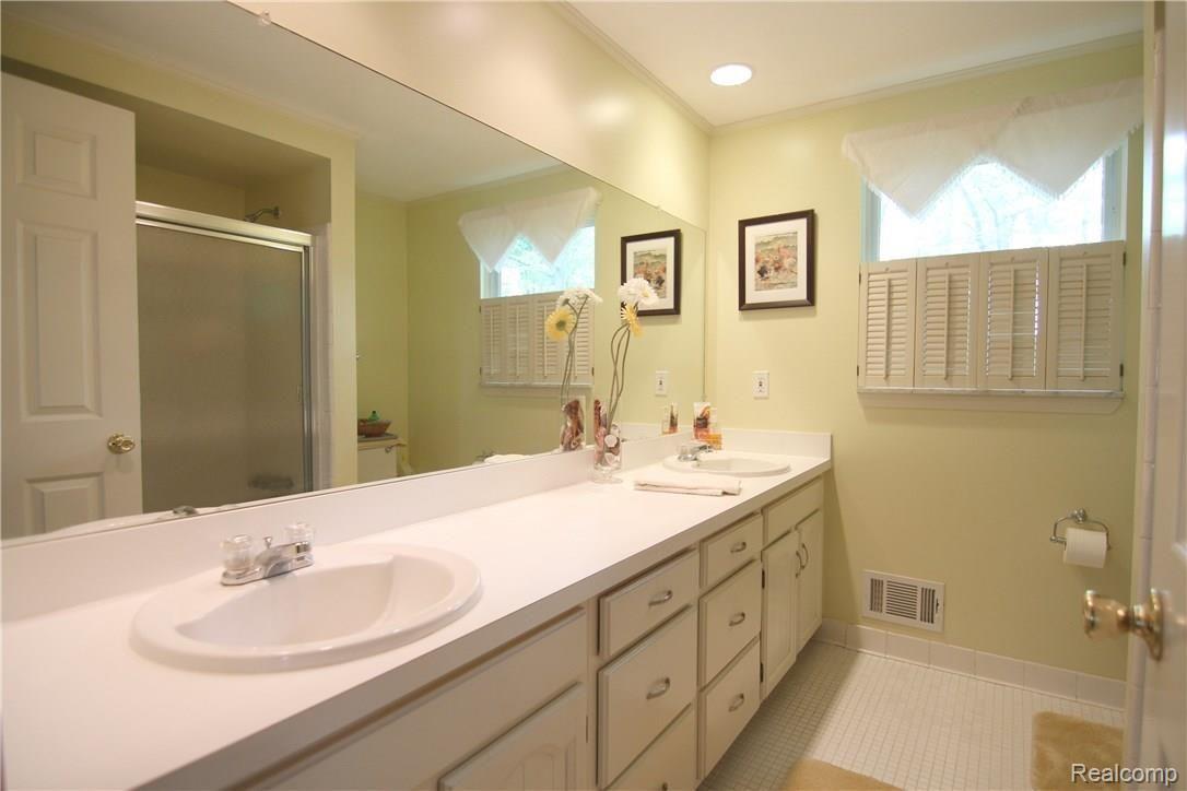 618 Shellbourne Drive Rochester, MI 48309 - Photo 31 of 38 Shellbourn Dr Upper Full Bath.jpg
