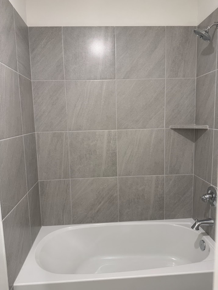 3134 Emerald Hls Drive Angleton, TX 77515 - Photo 3 of 7 a bathroom with a bathtub