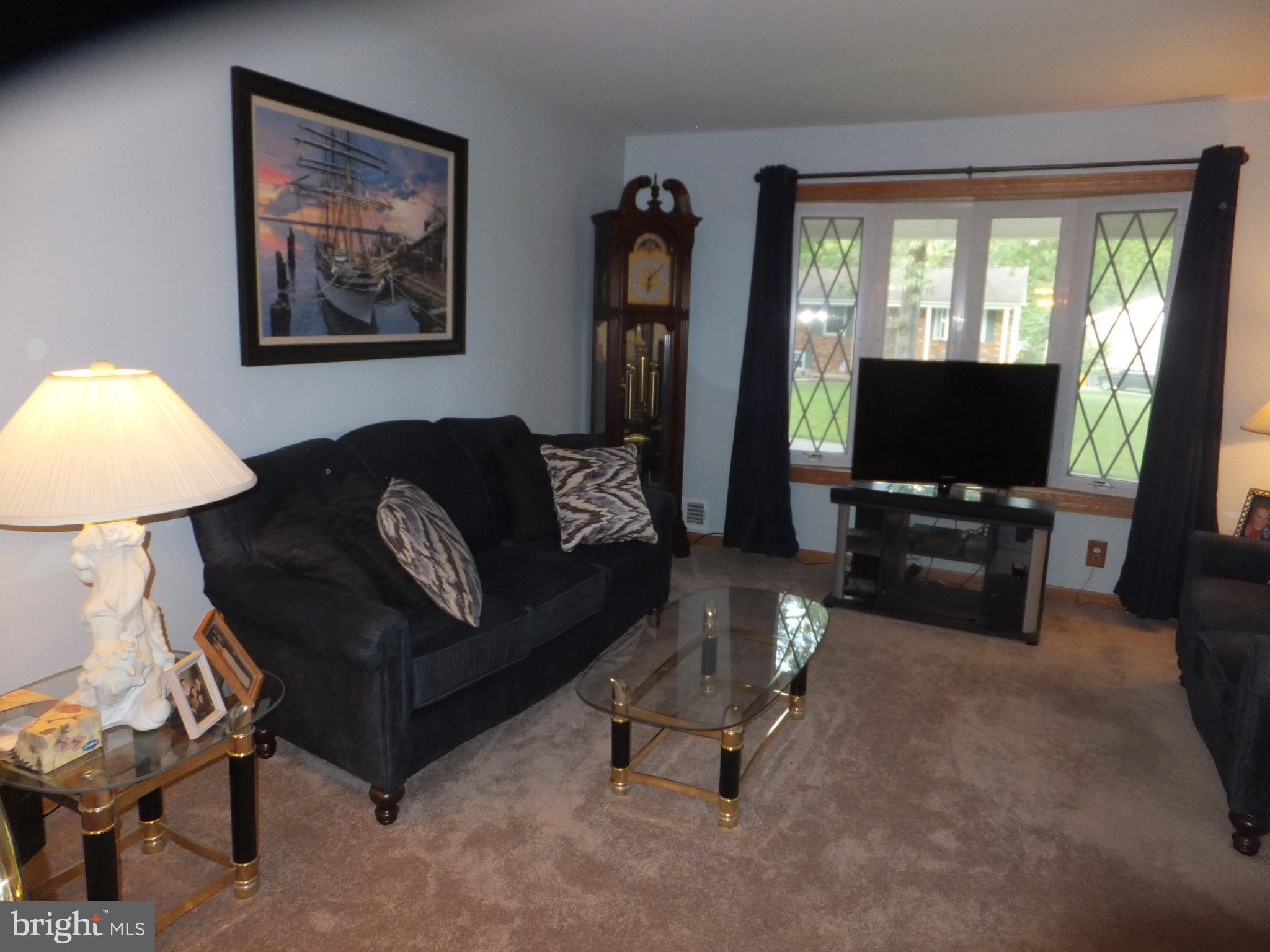 206 Eastern Road Pasadena, MD 21122 - Photo 30 of 57 LIVING ROOM w/BAY WINDOW
