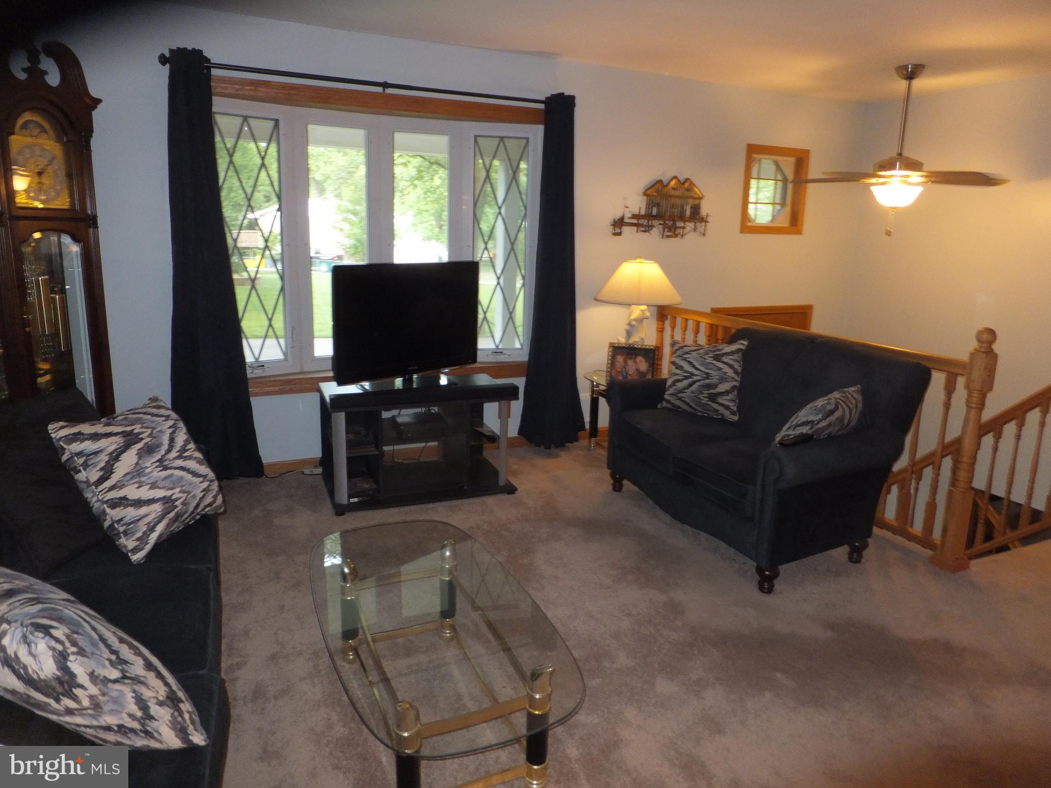 206 Eastern Road Pasadena, MD 21122 - Photo 31 of 57 LIVING ROOM