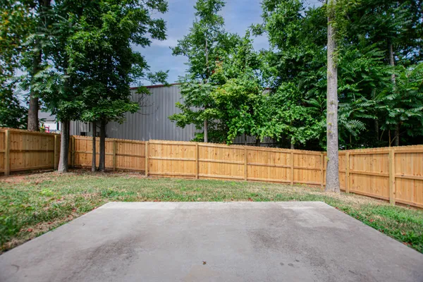 a view of a backyard