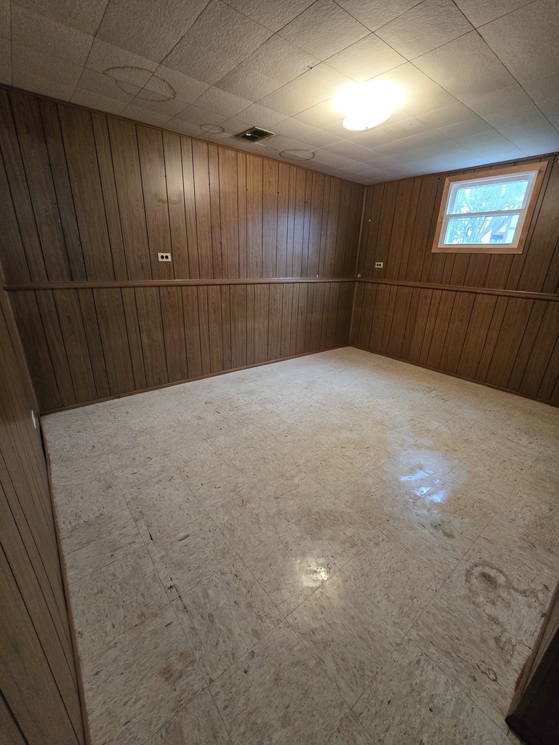 2075 Greenfield Road Hoffman Estates, IL 60169 - Photo 15 of 23 a view of an empty room