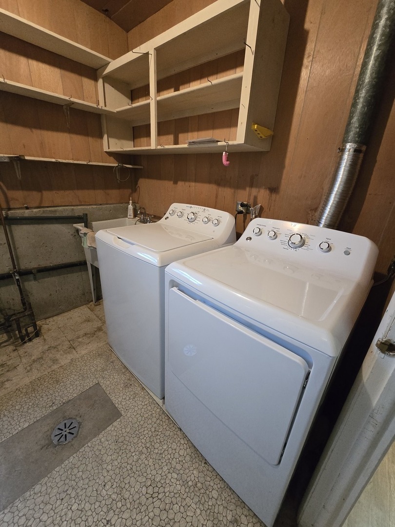 2075 Greenfield Road Hoffman Estates, IL 60169 - Photo 17 of 23 a utility room with dryer and washer
