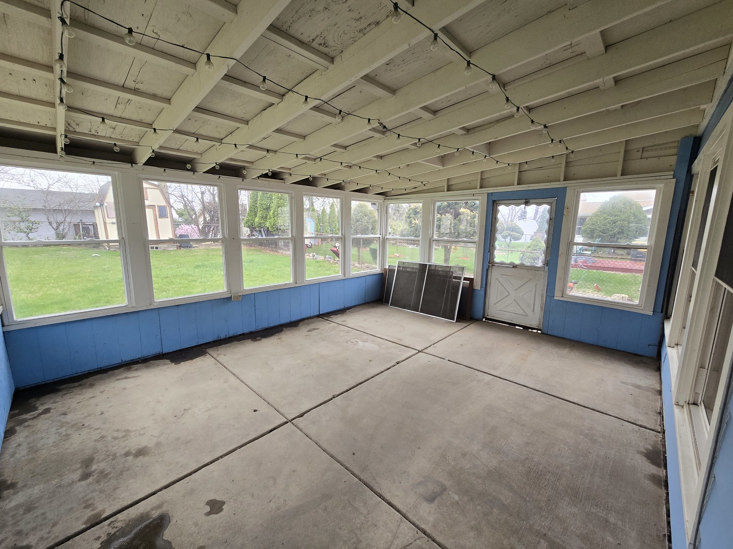 2075 Greenfield Road Hoffman Estates, IL 60169 - Photo 21 of 23 a view of an empty room with a window