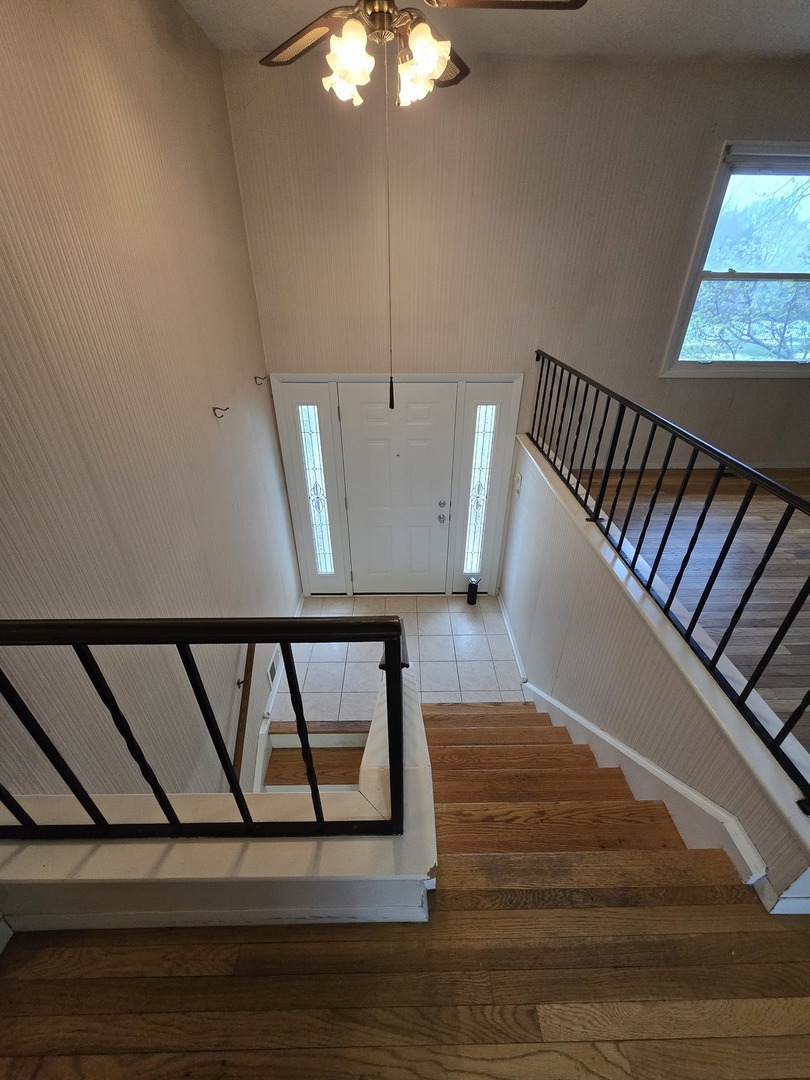 2075 Greenfield Road Hoffman Estates, IL 60169 - Photo 3 of 23 a view of entryway