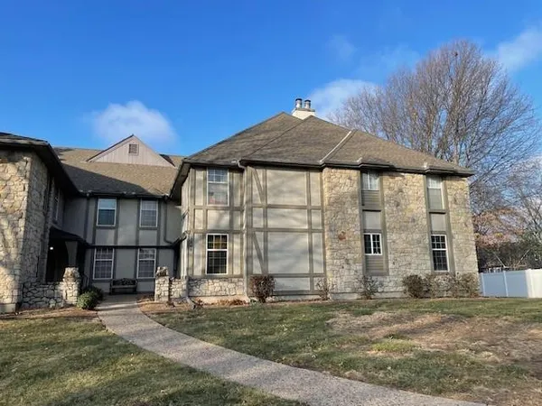 $169,900 | 1305 Northwest Village Drive, Unit B, Blue Springs, MO 64015