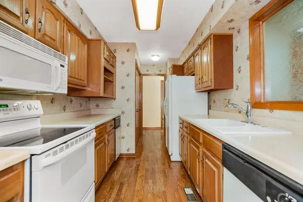 $169,900 | 1305 Northwest Village Drive, Unit B, Blue Springs, MO 64015