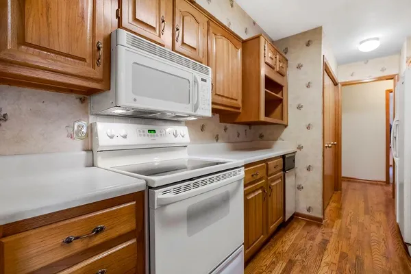 $169,900 | 1305 Northwest Village Drive, Unit B, Blue Springs, MO 64015