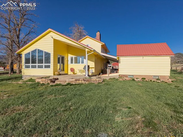 a view of a house with backyard