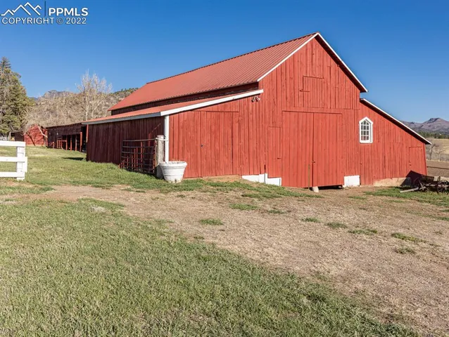 a view of a house with backyard and trees