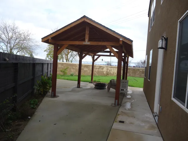 a view of a backyard