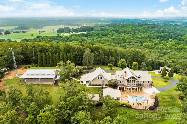 a view of residential houses with yard and mountain view in back