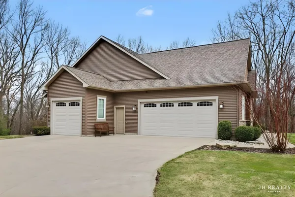 $949,000 | 2627 Oak Highland Court, Lowell, MI 49331