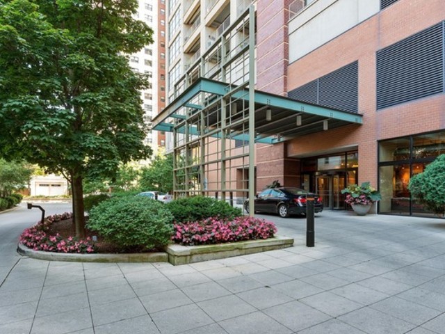 1530 South State Street, Unit 706 Chicago, IL 60605 - Photo 24 of 24 a view of a chairs and table in a backyard