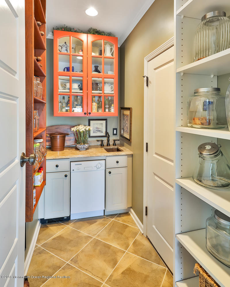 10 Packer Avenue Rumson, NJ 07760 - Photo 37 of 47 Butler pantry/bar