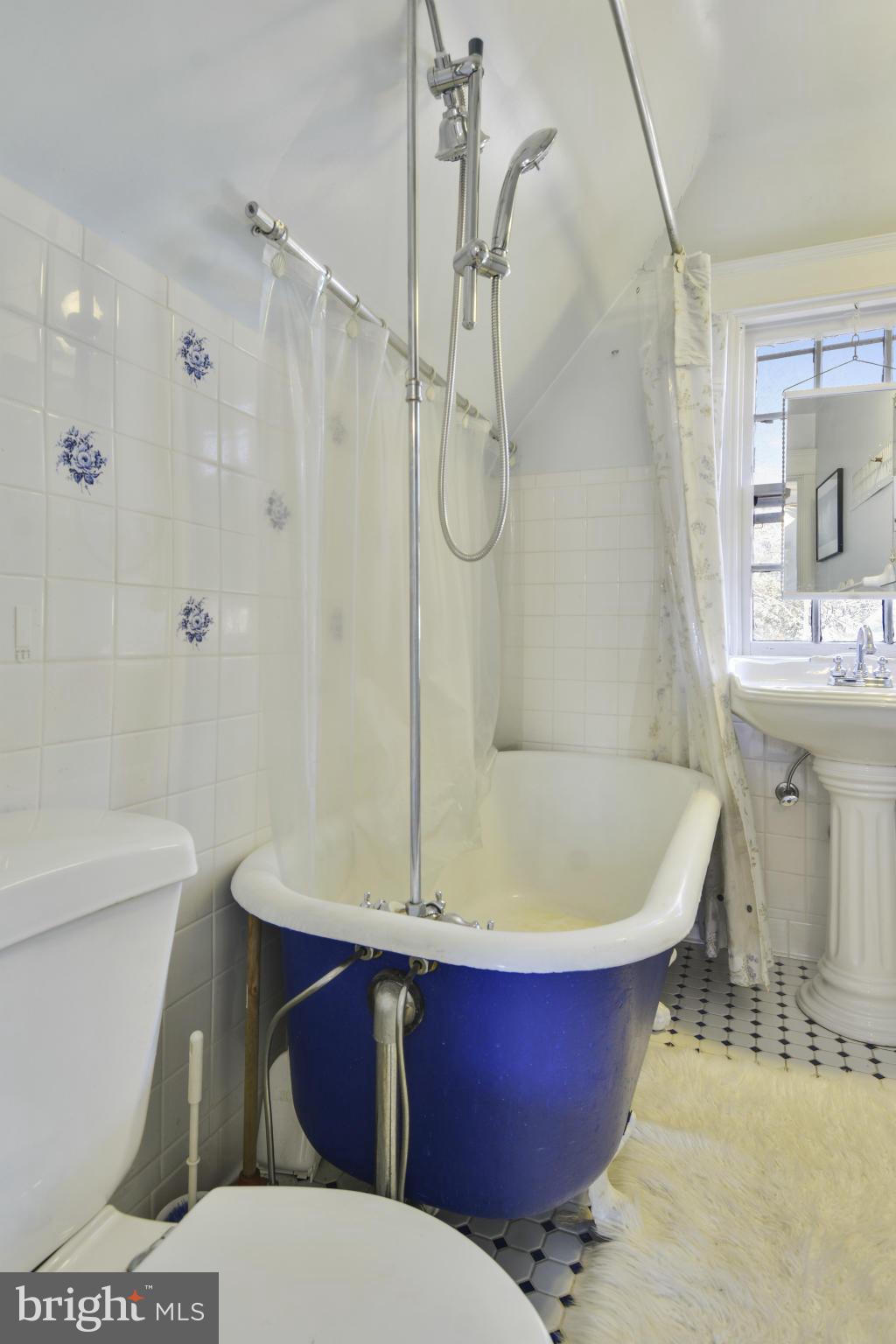 4004 Roundtop Road Baltimore, MD 21218 - Photo 25 of 29 Bath 3rd floor