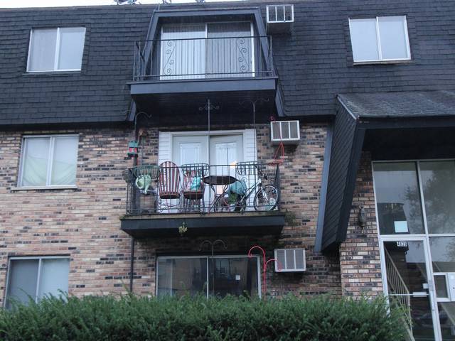 4839 West Engle Road, Unit 2D Alsip, IL 60803 - Photo 13 of 16 a building with table and chairs