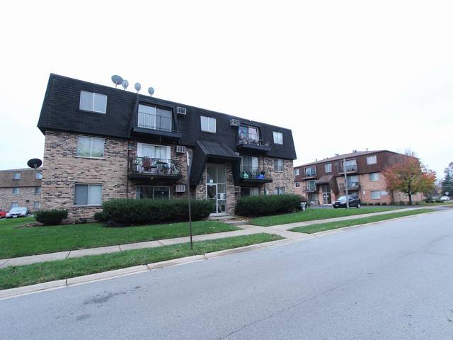 4839 West Engle Road, Unit 2D Alsip, IL 60803 - Photo 16 of 16 a view of a building with a yard