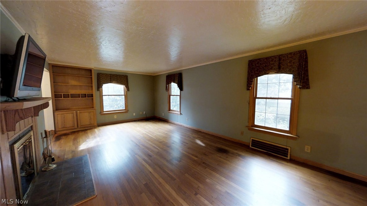 1570 Crest Road Cleveland Heights, OH 44121 - Photo 3 of 19 Living Room