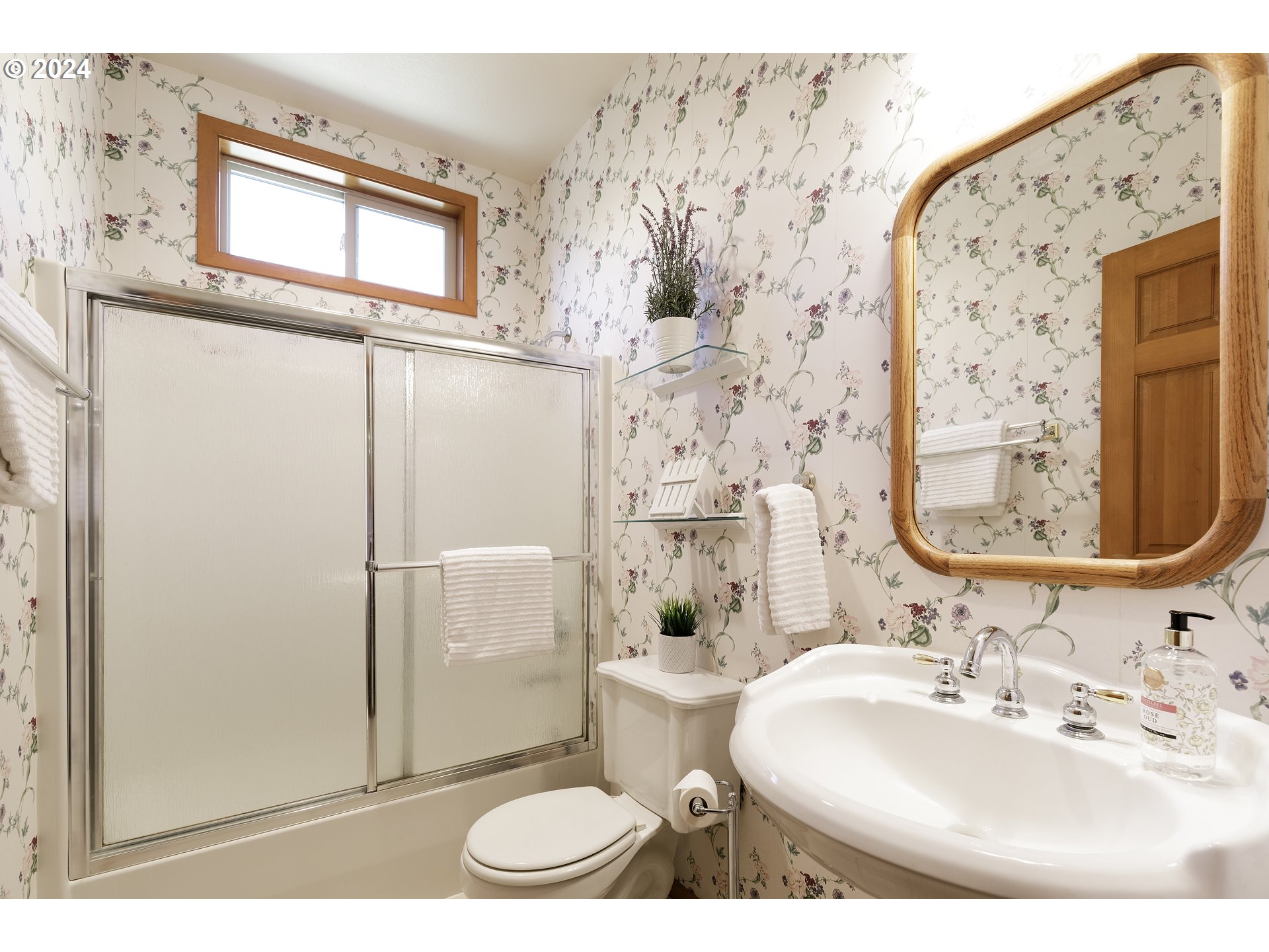10202 South New Era Road Canby, OR 97013 - Photo 17 of 48 a bathroom with a sink toilet and shower