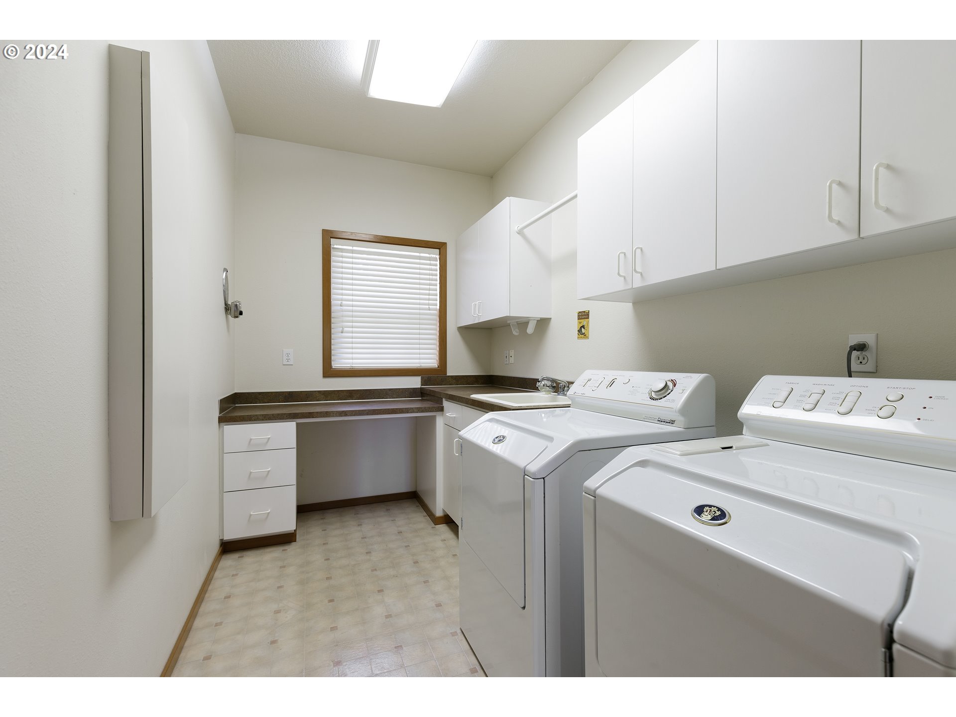 10202 South New Era Road Canby, OR 97013 - Photo 19 of 48 a utility room with dryer and washer