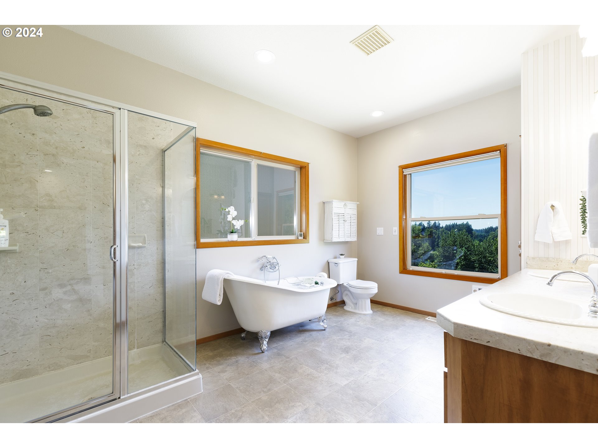 10202 South New Era Road Canby, OR 97013 - Photo 20 of 48 a spacious bathroom with a bathtub and next to a window