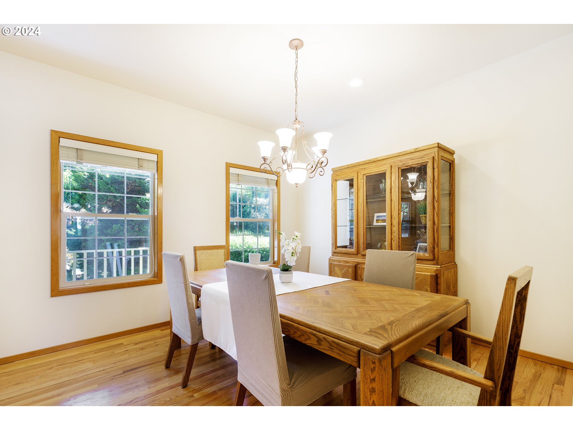 10202 South New Era Road Canby, OR 97013 - Photo 25 of 48 a dining room with furniture a chandelier and wooden floor