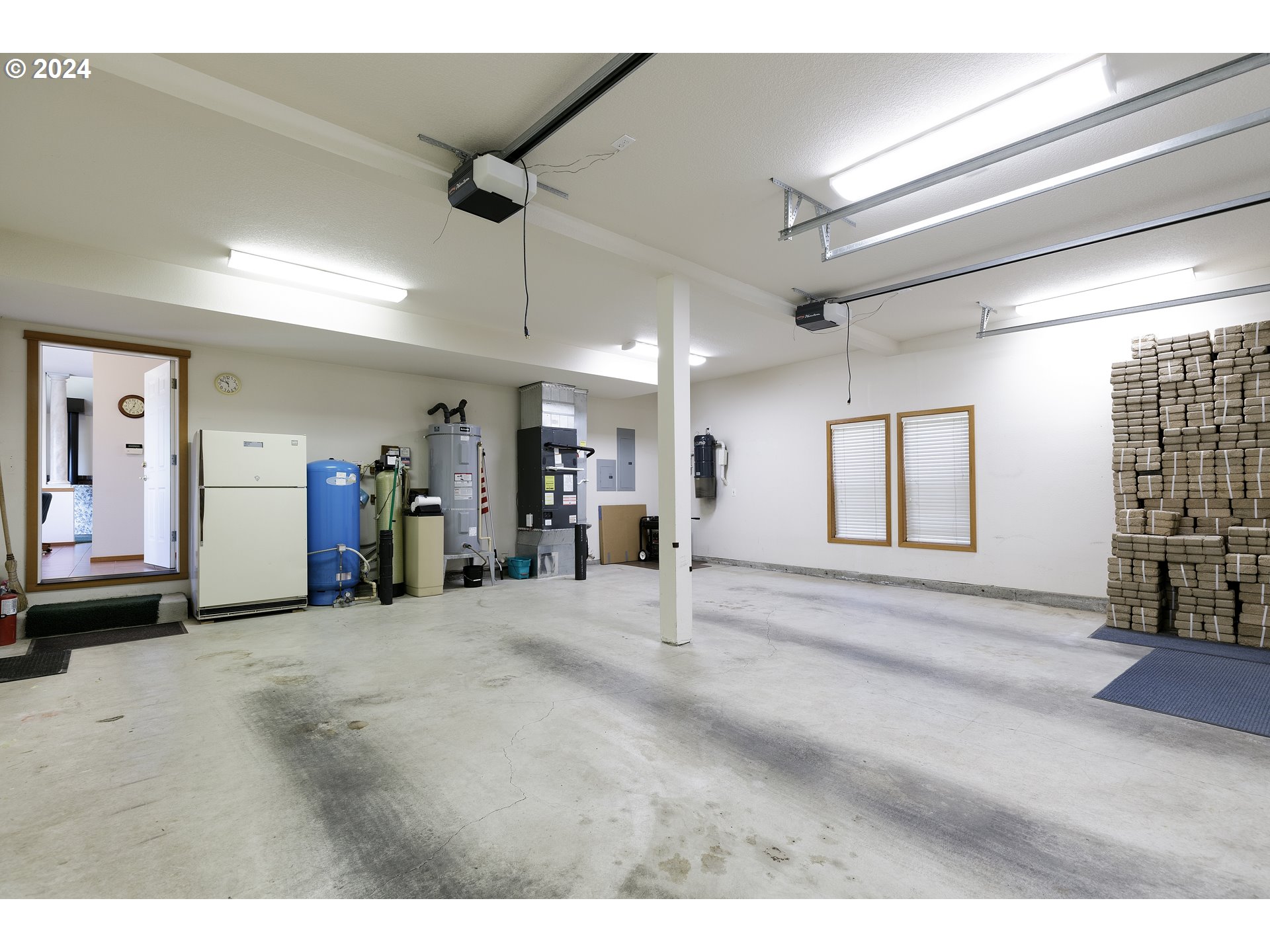 10202 South New Era Road Canby, OR 97013 - Photo 32 of 48 a view of a livingroom with a furniture and a ceiling fan