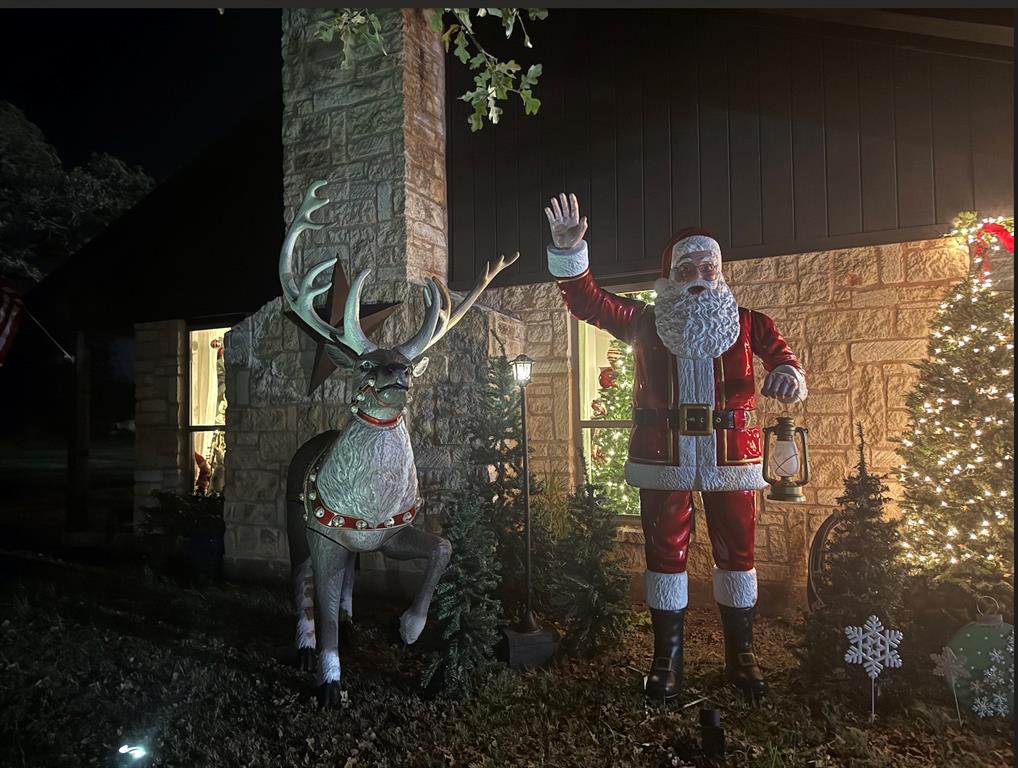 220 South Ash Street Springtown, TX 76082 - Photo 2 of 40 a front view of a house with garden