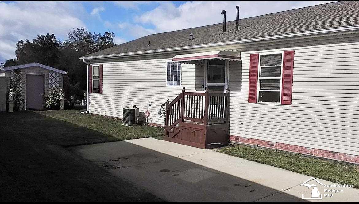 19559 Maplegrove Road Gibraltar, MI 48173 - Photo 4 of 30