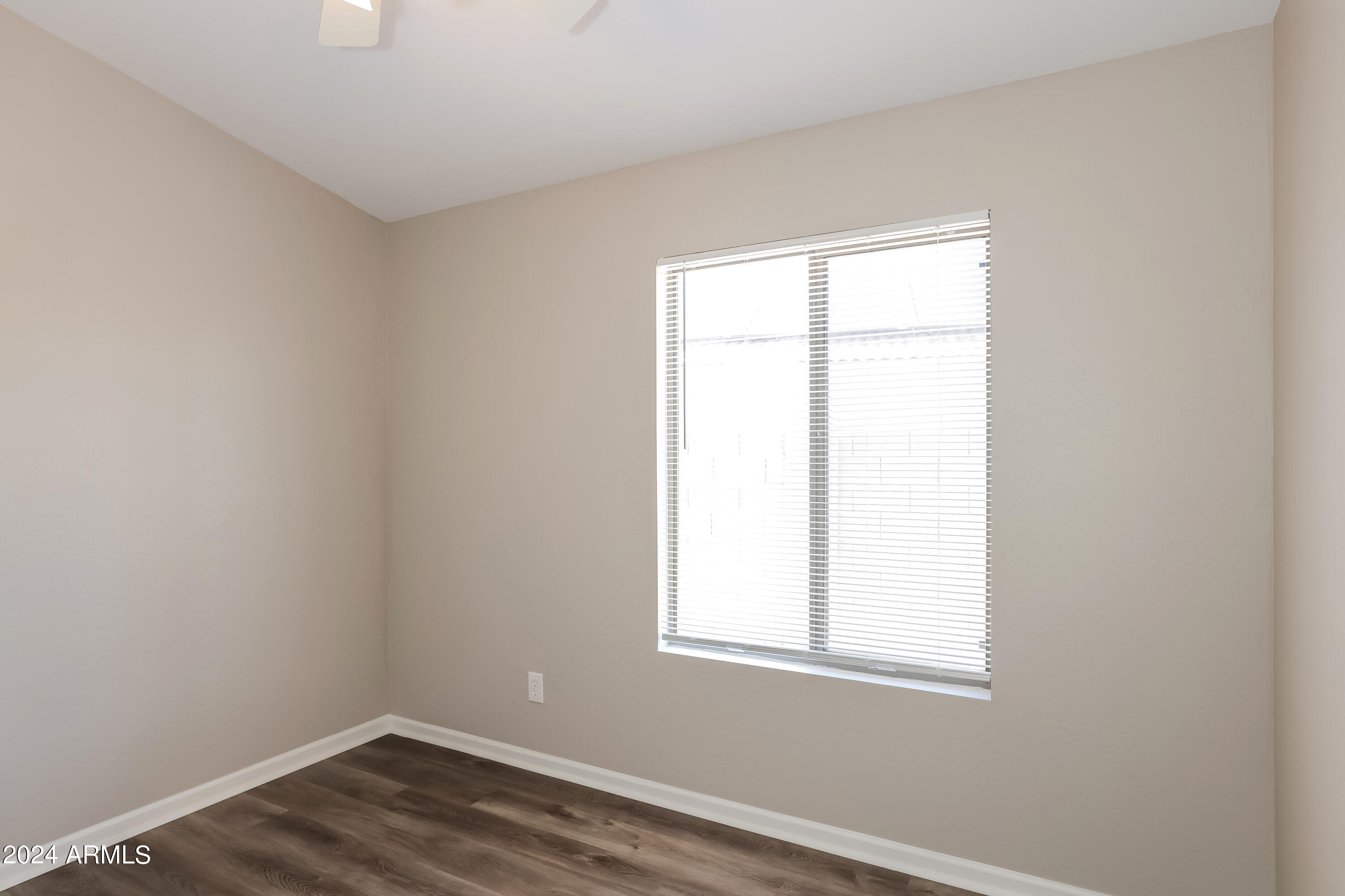 1815 East Hamel Way Phoenix, AZ 85022 - Photo 13 of 16 an empty room with a window