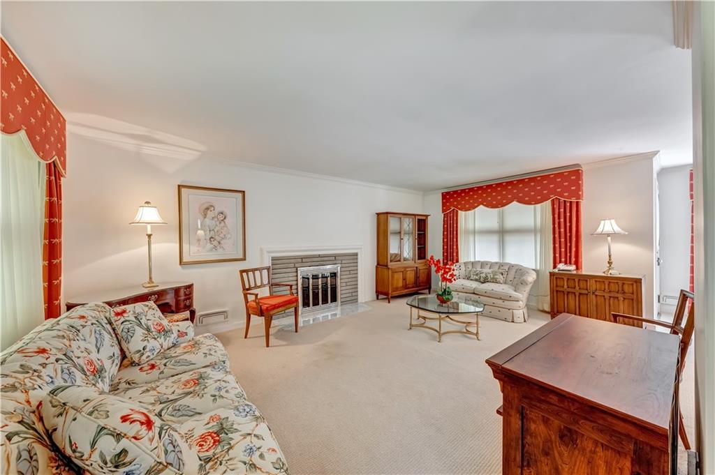 6922 Merton Road Pittsburgh, PA 15202 - Photo 2 of 24 Living Room