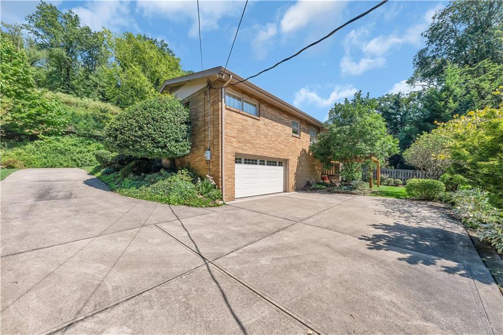 6922 Merton Road Pittsburgh, PA 15202 - Photo 23 of 24 Driveway